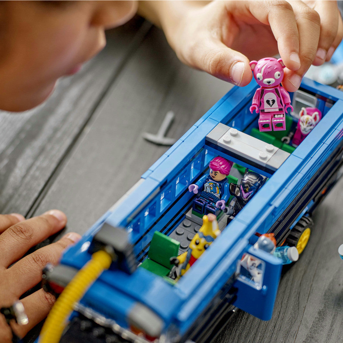 LEGO Fortnite Battle Bus 77073 Set da Costruzione 954 Pezzi 10 Anni
