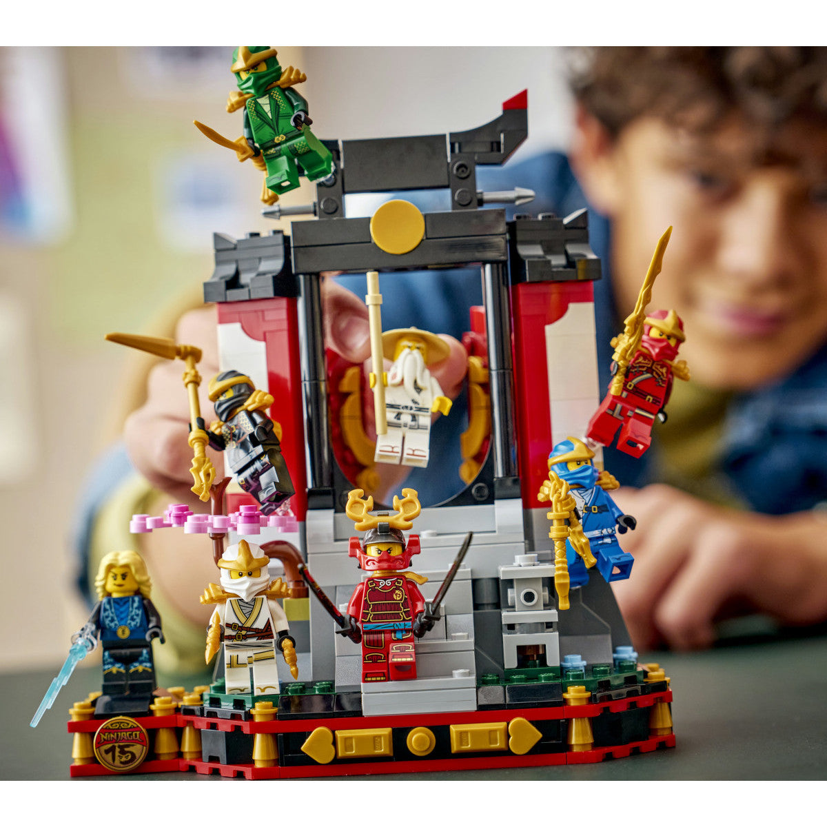 LEGO Ninjago 71866 Display Personaggi Ninja 15 Anniversario Set da Costruzione con 8 Minifigure 447 Pezzi
