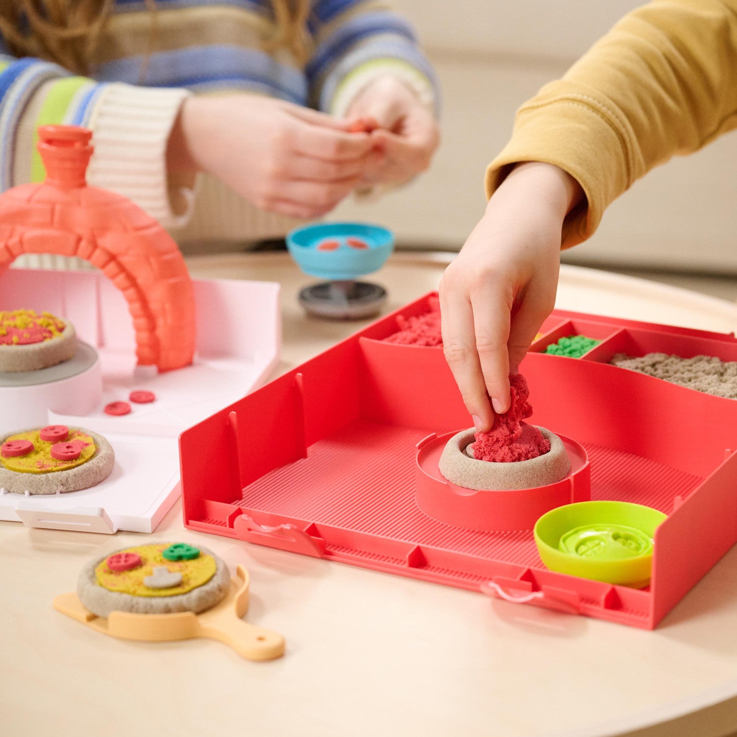 Kinetic Sand , Set di Gioco Squish Pizza, con 452 g di Sabbia e 5 Attrezzi, Giocattoli per Bambini e Bambine, 5 Anni