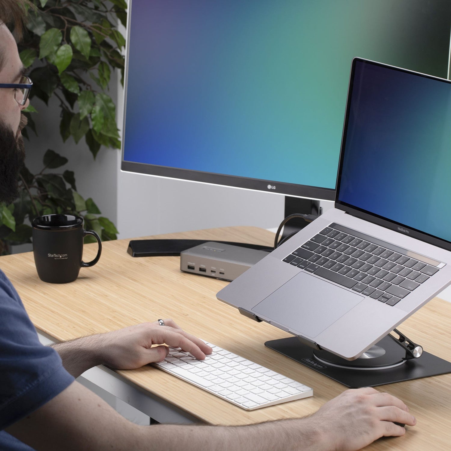 StarTech.com Supporto per PC portatile con rotazione a 360 , rialzo ergonomico da scrivania per laptop, rialzo con inclinazione regolabile, max 5 kg, alluminio