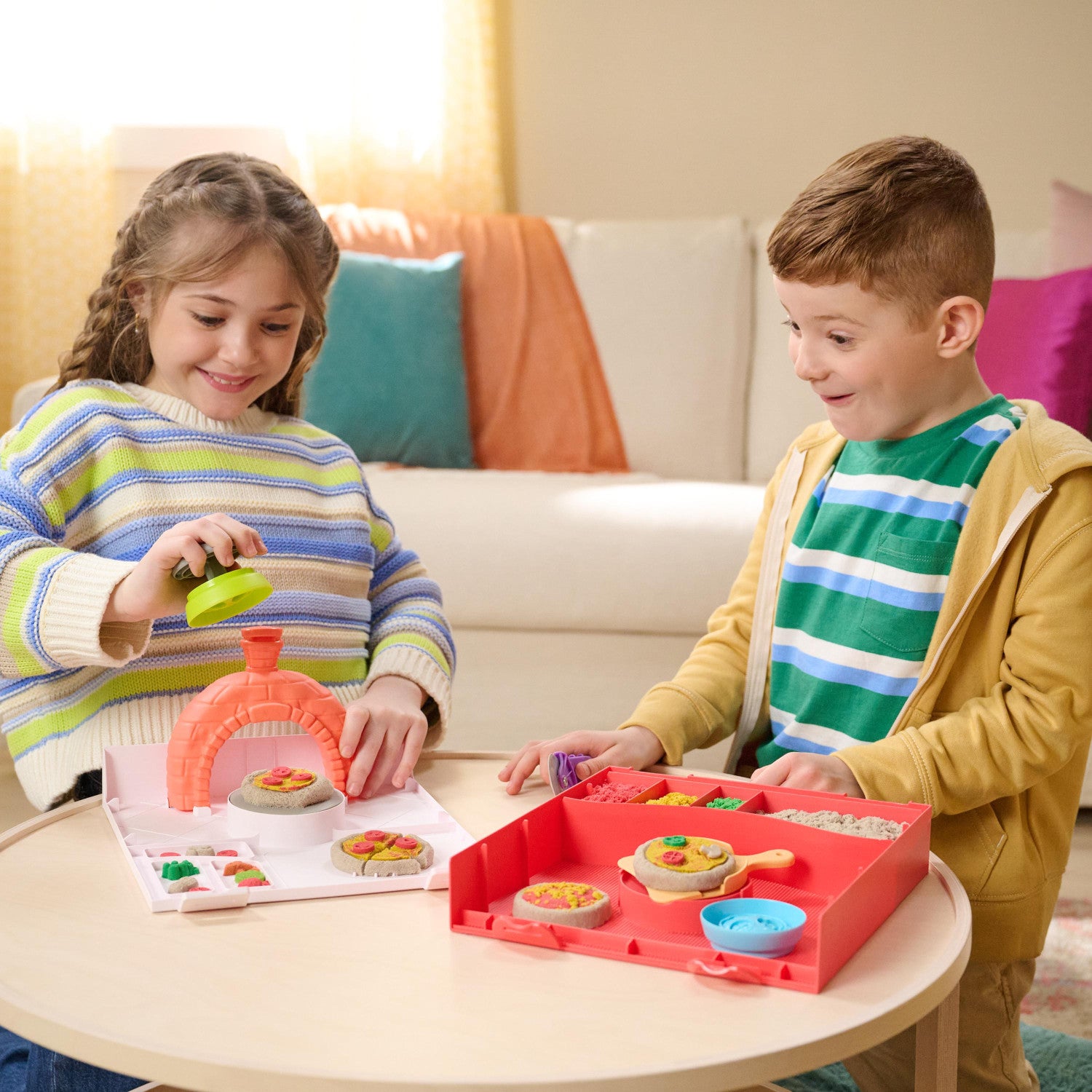 Kinetic Sand , Set di Gioco Squish Pizza, con 452 g di Sabbia e 5 Attrezzi, Giocattoli per Bambini e Bambine, 5 Anni