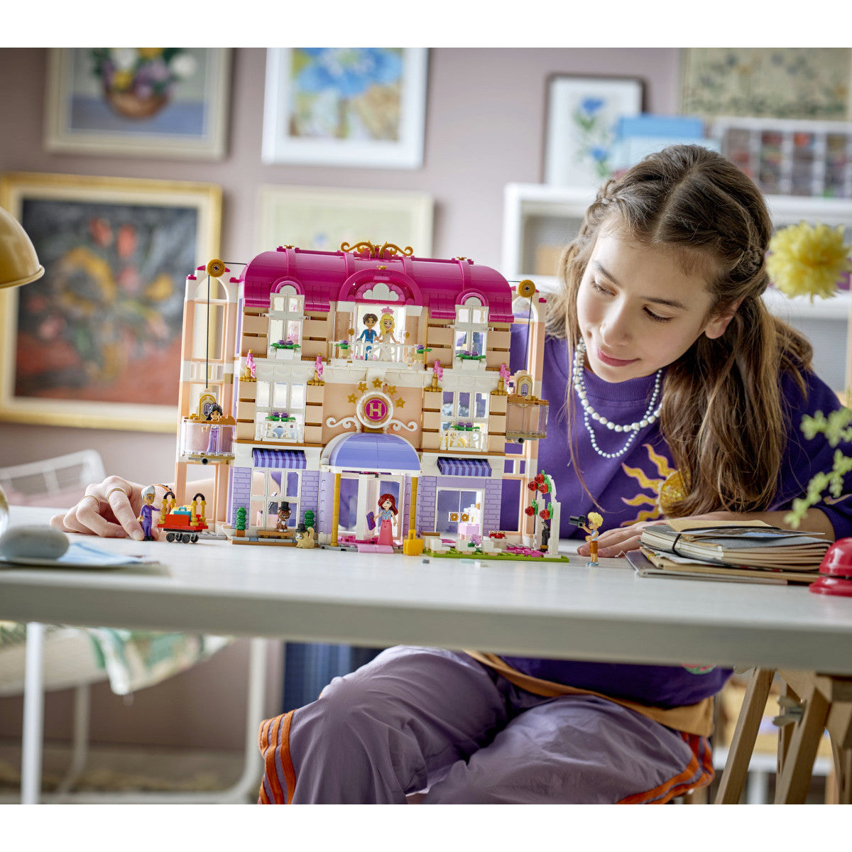LEGO Friends 42704 Grand Hotel Di Heartlake City, Giocattolo Con 6 Mini Bamboline, 2 Animali E Accessori, Regalo Bambine 9