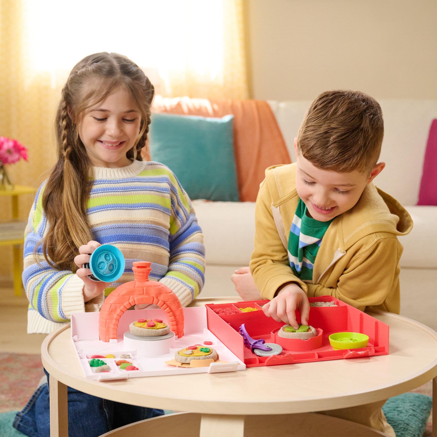 Kinetic Sand , Set di Gioco Squish Pizza, con 452 g di Sabbia e 5 Attrezzi, Giocattoli per Bambini e Bambine, 5 Anni