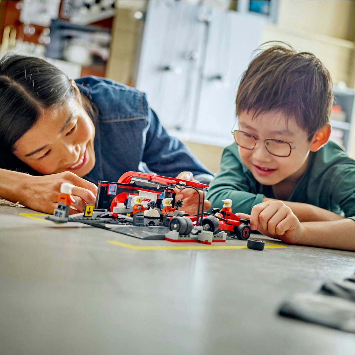 LEGO City 60443 F1 Pit Stop e Meccanici con Ferrari 322 Pezzi 6 Anni