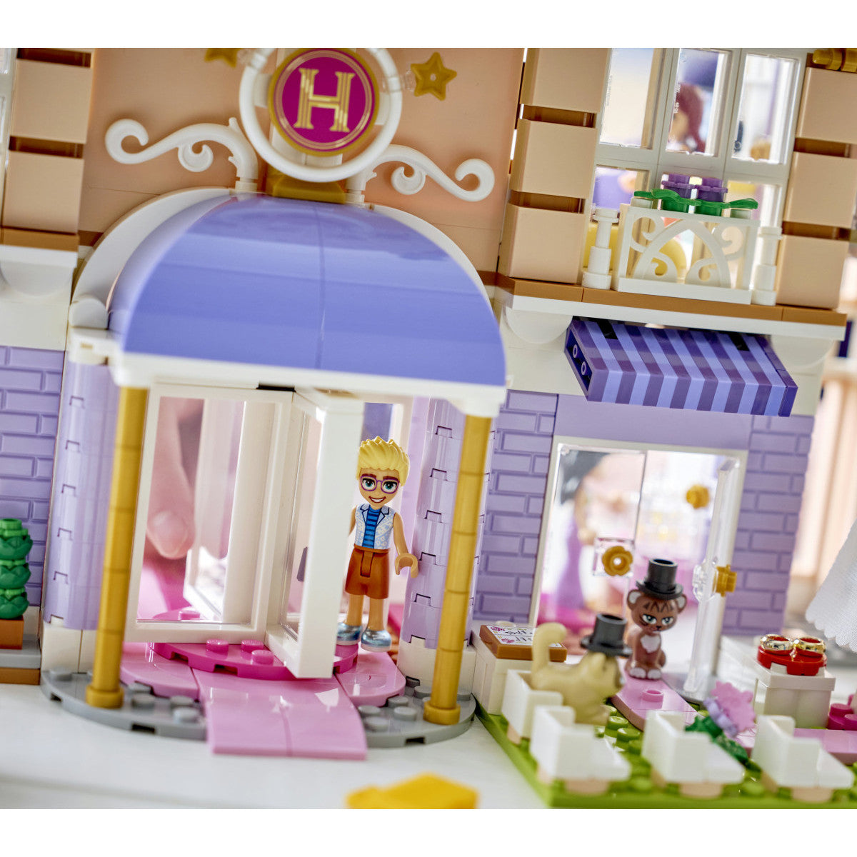 LEGO Friends 42704 Grand Hotel Di Heartlake City, Giocattolo Con 6 Mini Bamboline, 2 Animali E Accessori, Regalo Bambine 9