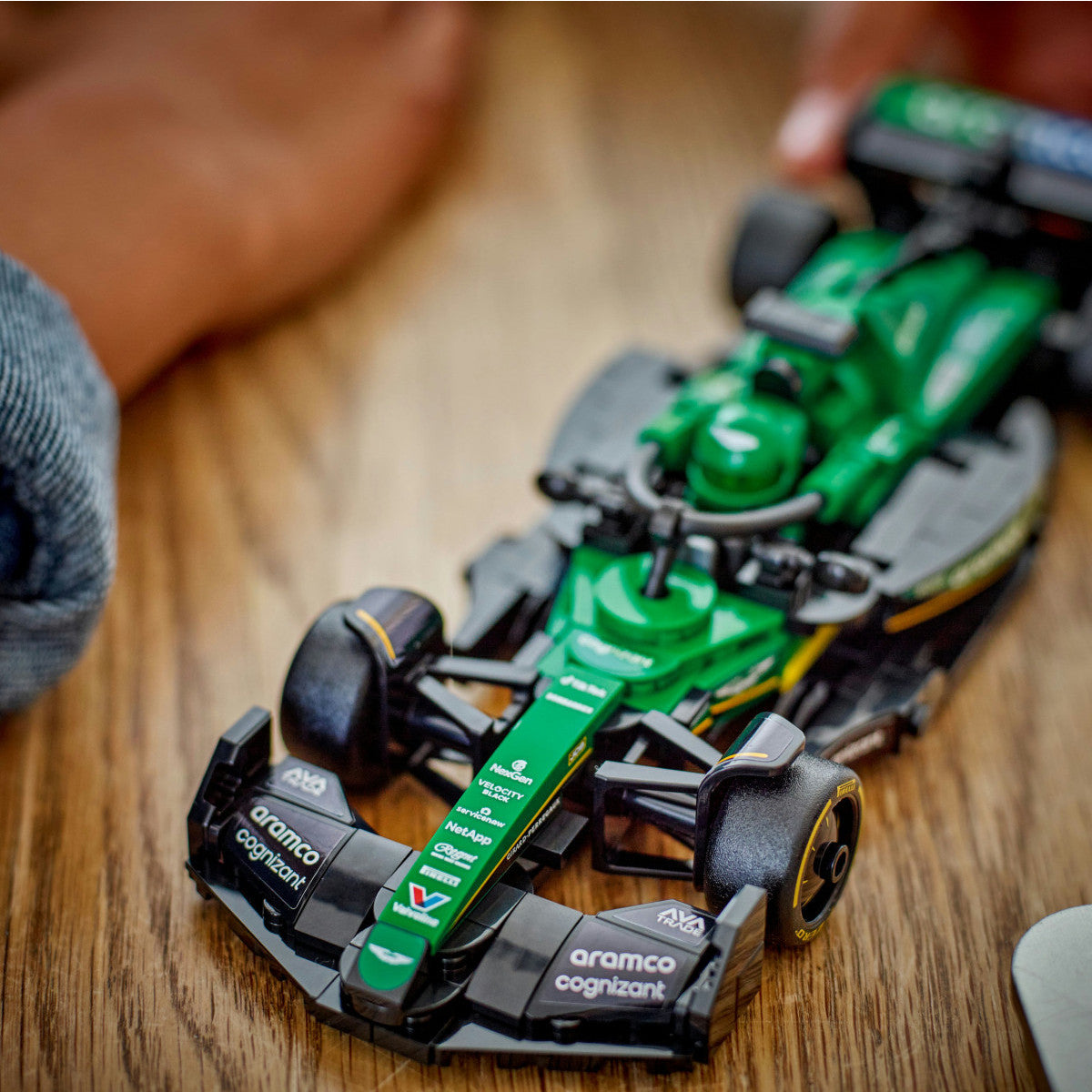 LEGO Speed Champions Aston Martin Aramco F1 AMR24 Auto da Corsa 269 Pezzi 10