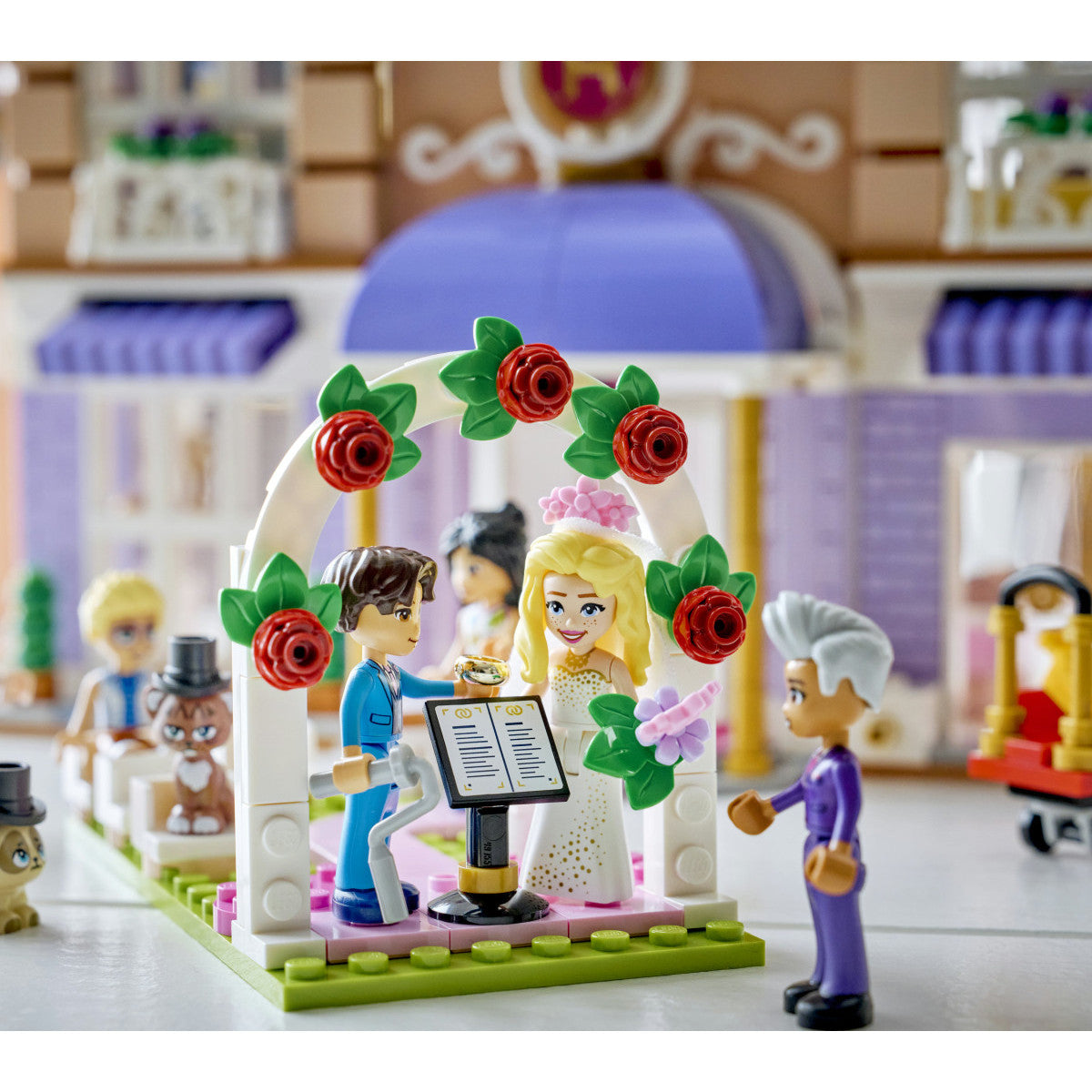 LEGO Friends 42704 Grand Hotel Di Heartlake City, Giocattolo Con 6 Mini Bamboline, 2 Animali E Accessori, Regalo Bambine 9
