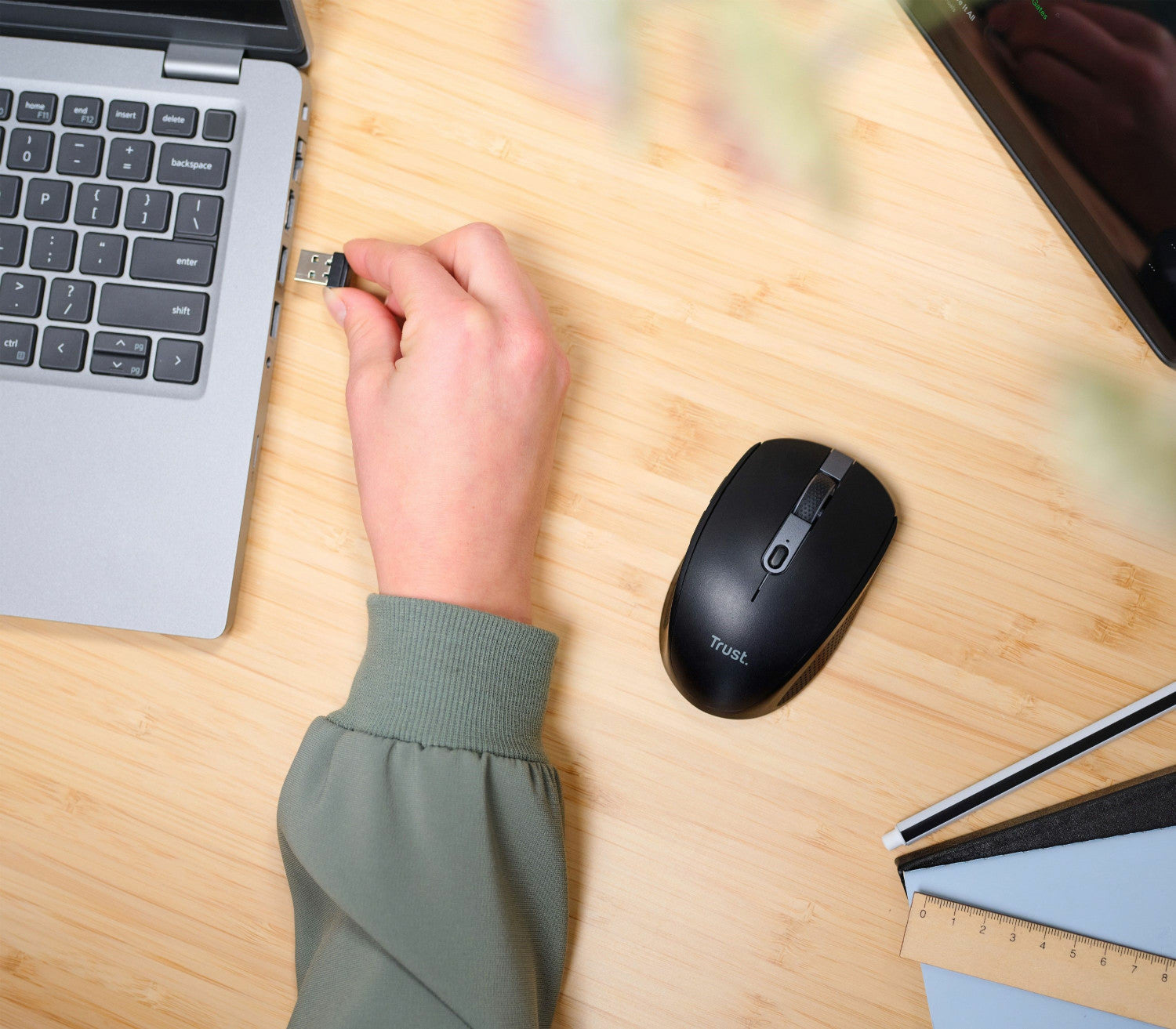 Trust Ozaa mouse Mano destra RF senza fili Bluetooth Ottico 3200 DPI