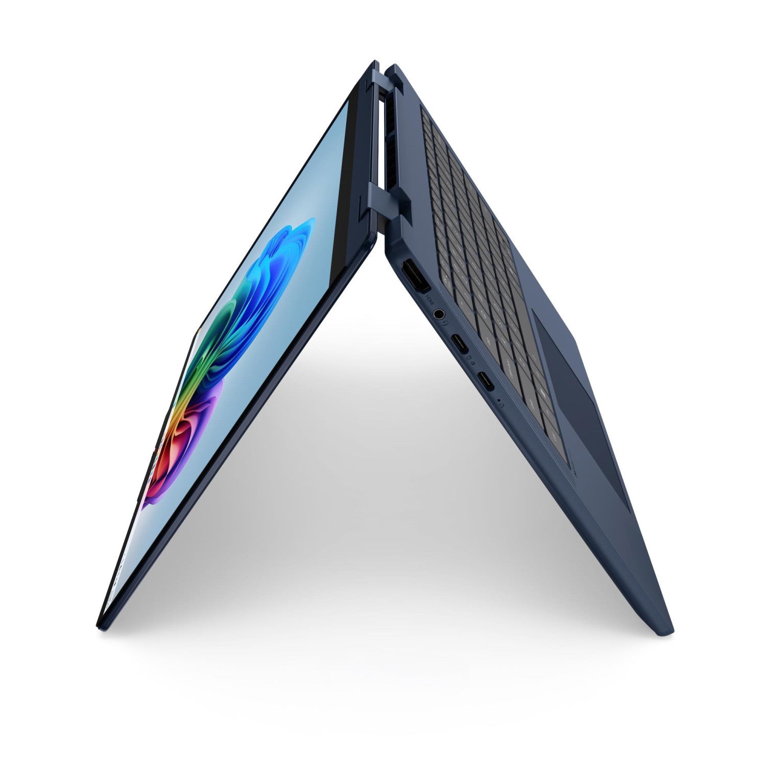 Lenovo IdeaPad Notebook 5 2-in-1 Display 14.0'' WUXGA (1920x1200) Touch Processore INTEL CORE U5 322 Memoria RAM 16GB Memoria SSD 512GB Scheda grafica Integrata Sistema Operativo WINDOWS 11 HOME COSMIC_BLUE Caricatore NON incluso