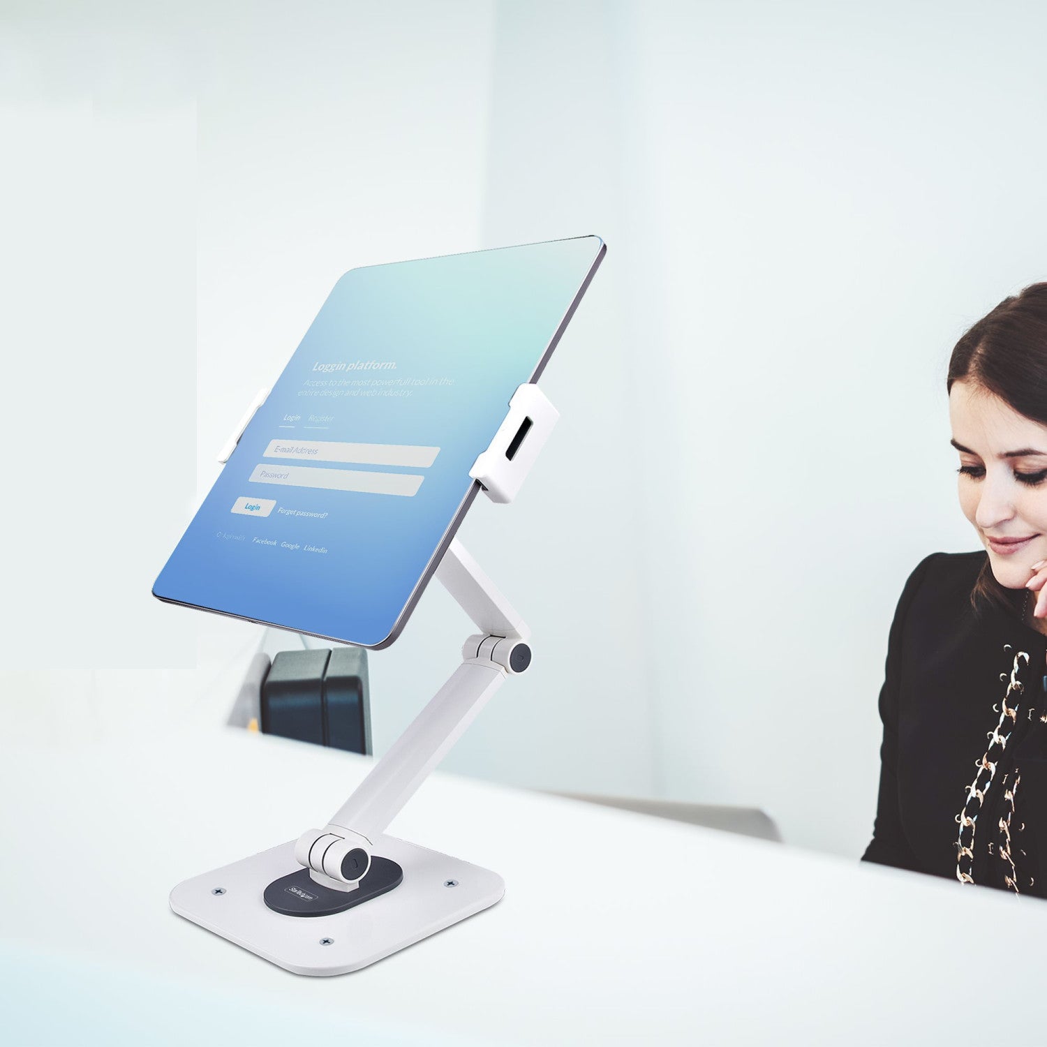 StarTech.com ADJ TABLET STAND Supporto Multimediale per Tablet con Braccio Bianco