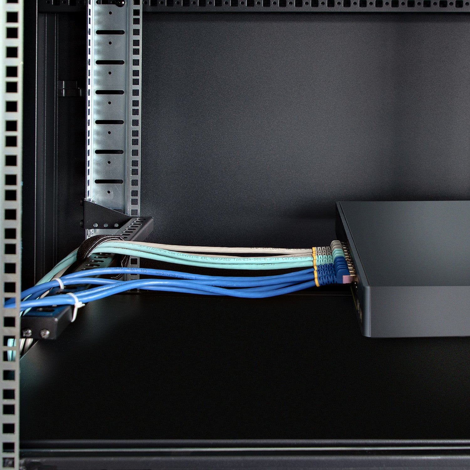 StarTech.com Pannello passacavi montabile a rack 1U con profondità regolabile, Guida di supporto per cavi per server/armadi rack da 19", Cable management panel per pannelli patch/switch/PDU