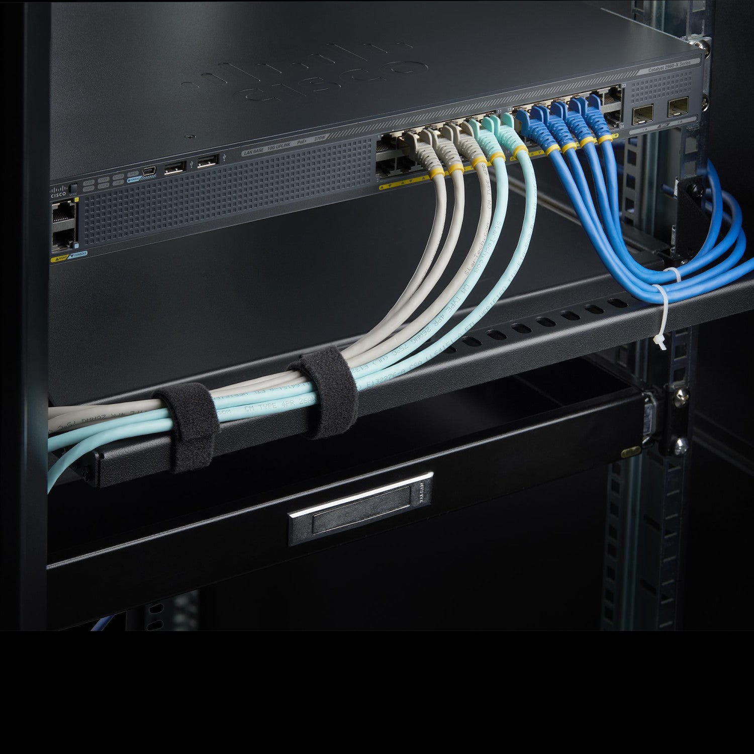 StarTech.com Pannello passacavi montabile a rack 1U con profondità regolabile, Guida di supporto per cavi per server/armadi rack da 19", Cable management panel per pannelli patch/switch/PDU