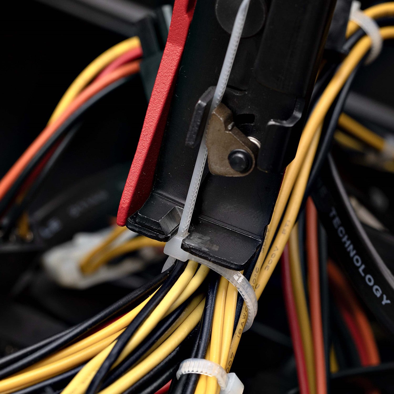 StarTech.com Pistola per fascette in nylon, strumento per l'installazione/serraggio e il taglio di fascette per cavi, pinza per fascette in nylon da 2,4 mm a 4,8 mm, TAA