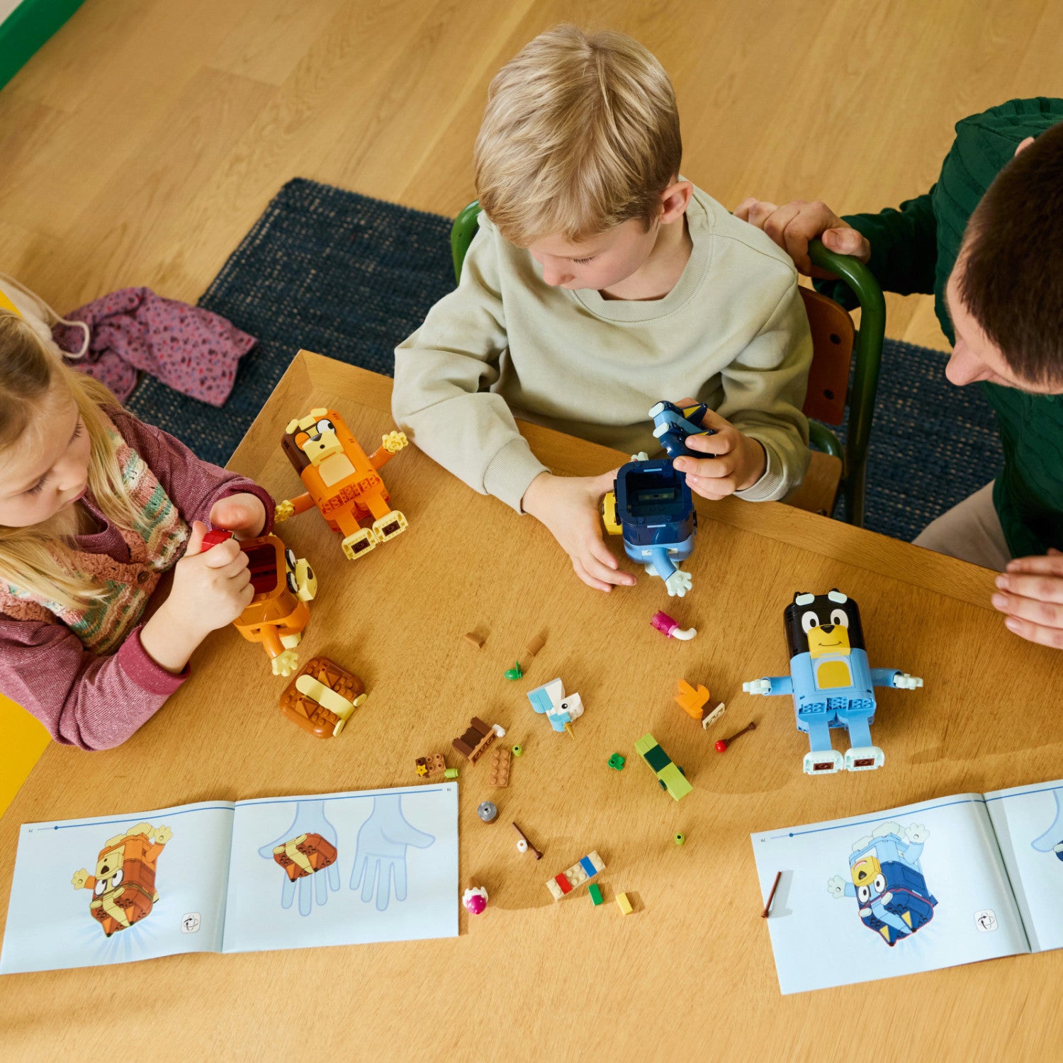 LEGO Bluey 11217 Famiglia Bluey in Mattoncini, 4 Personaggi e Accessori, 466 Pezzi, Età 5
