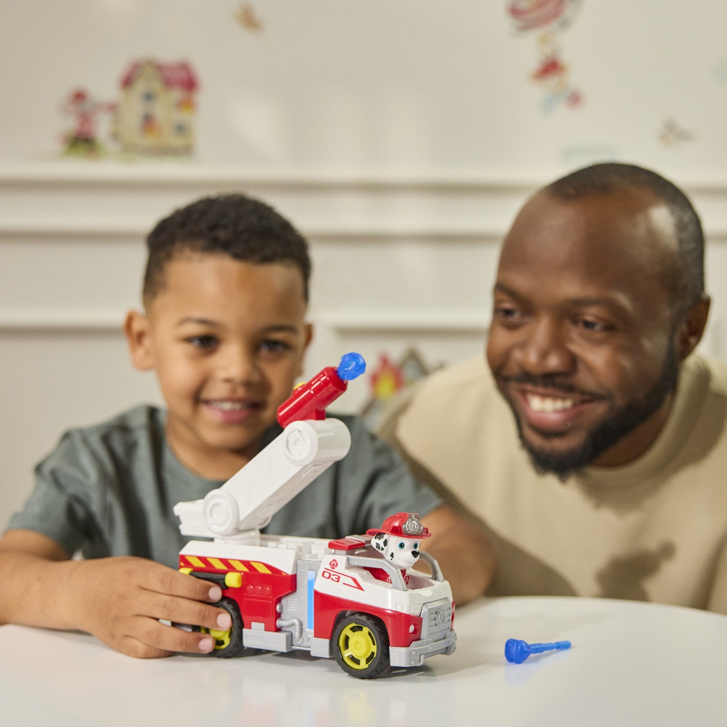 PAW Patrol Fire Rescue Camion dei Pompieri di Marshall con action figure, lanciamissili e camion giocattolo, giocattoli per bambini e bambine dai 3 anni in su
