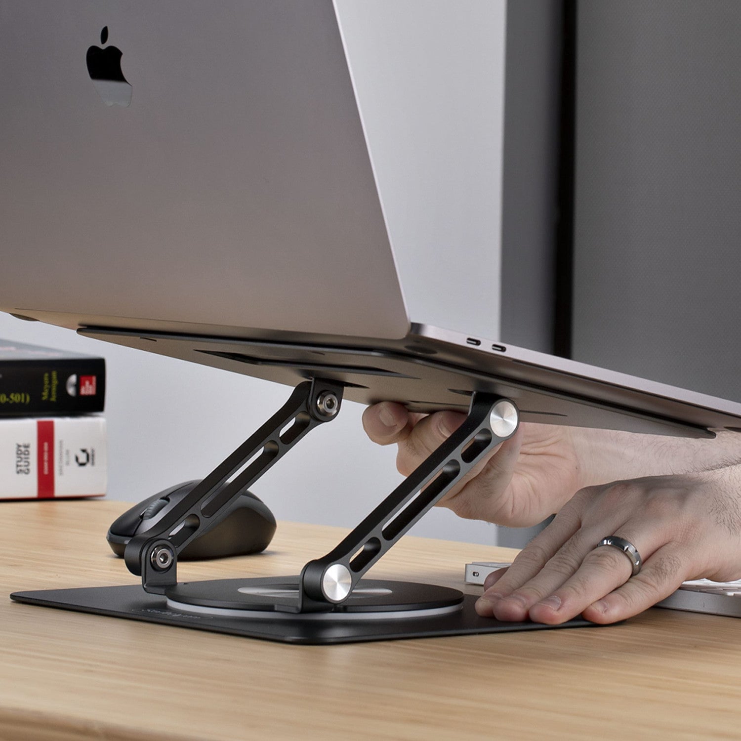 StarTech.com Supporto per PC portatile con rotazione a 360 , rialzo ergonomico da scrivania per laptop, rialzo con inclinazione regolabile, max 5 kg, alluminio