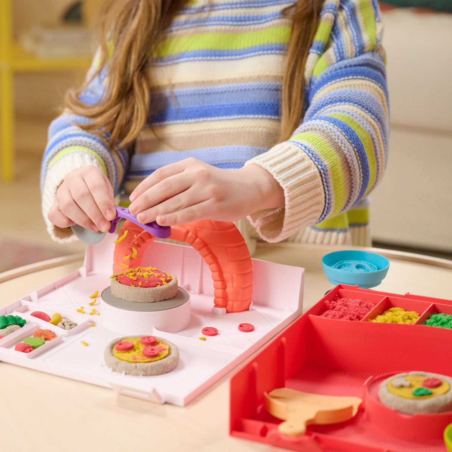Kinetic Sand , Set di Gioco Squish Pizza, con 452 g di Sabbia e 5 Attrezzi, Giocattoli per Bambini e Bambine, 5 Anni