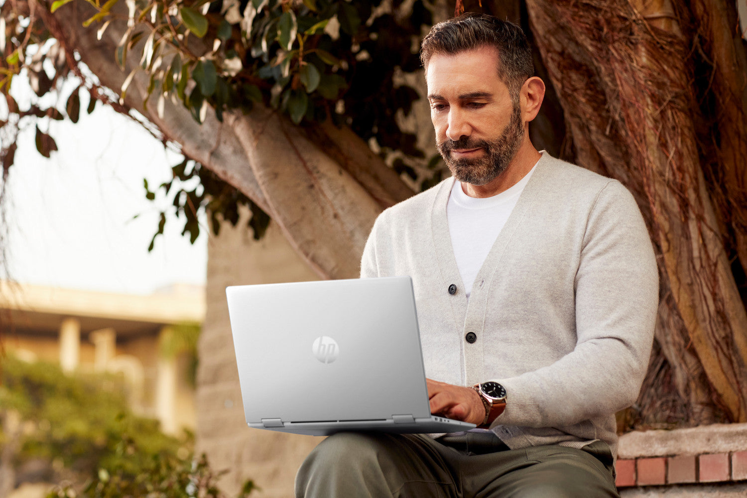 HP E4LG8AT laptop Intel Core 5 Computer portatile 33,8 cm (13.3") Touch screen WUXGA 16 GB LPDDR5x-SDRAM 512 GB SSD Wi-Fi 7 (802.11be) Windows 11 Pro AI PC Argento