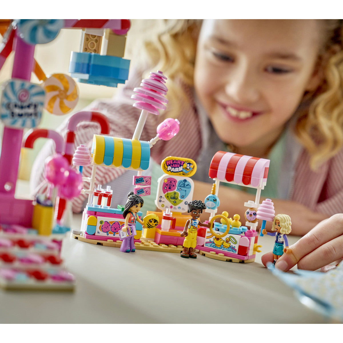LEGO Friends 42700 Ruota Panoramica Dolci e Cupcake, Set da Costruzione con Giostra Luna Park, 3 Mini Bamboline, 602 Pezzi, Regalo Bambini 7