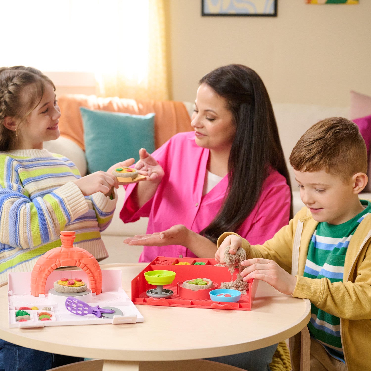 Kinetic Sand , Set di Gioco Squish Pizza, con 452 g di Sabbia e 5 Attrezzi, Giocattoli per Bambini e Bambine, 5 Anni