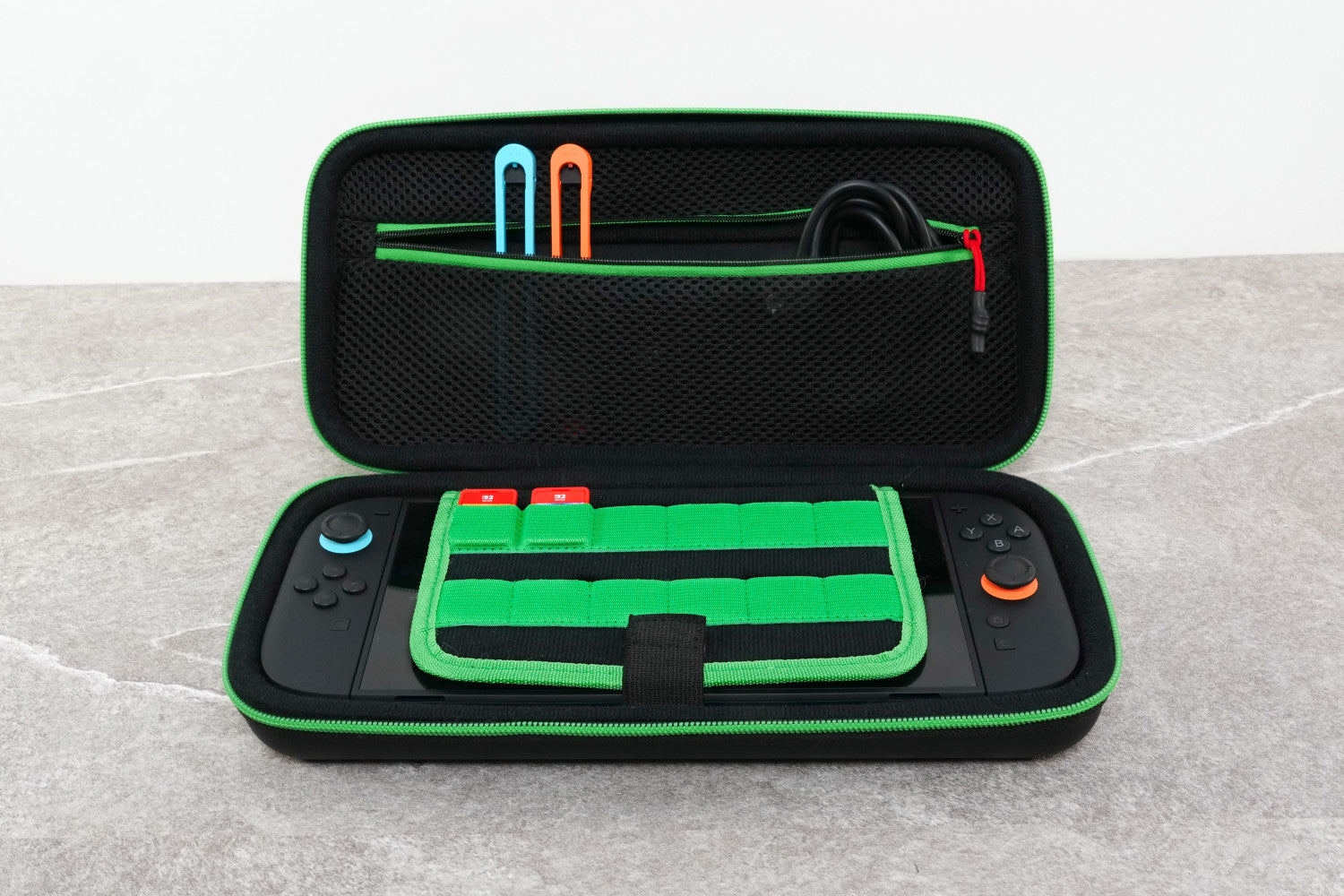 Turtle Beach TBA-8202-55 custodia per console portatile Valigia da viaggio Nintendo EVA (Acetato del vinile dell'etilene), Poliestere, Poliuretano termoplastico (TPU) Nero, Verde