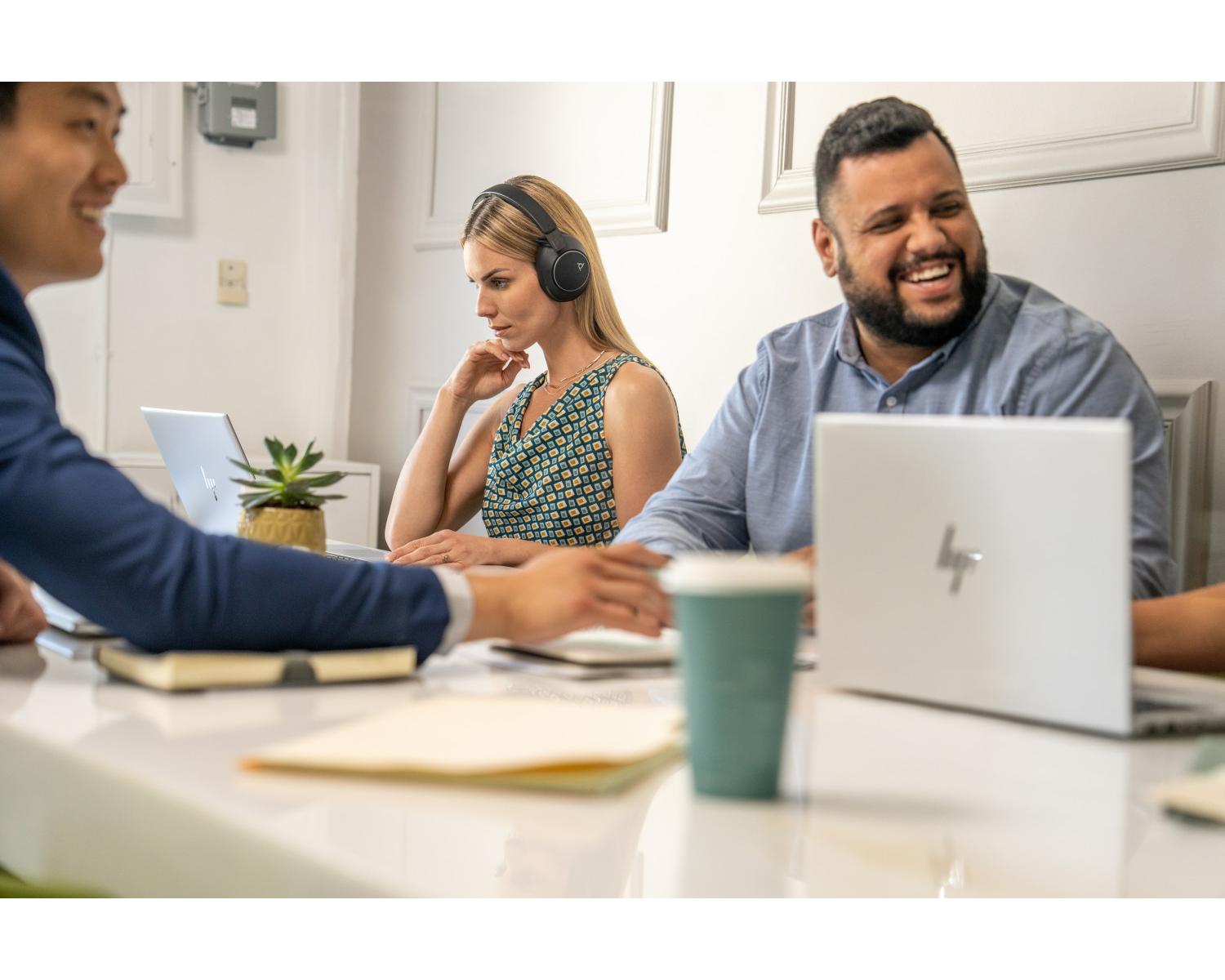POLY Cuffie Voyager Surround 80 UC con connettore USB-C certificate per Microsoft Teams adattatore USB-C/A