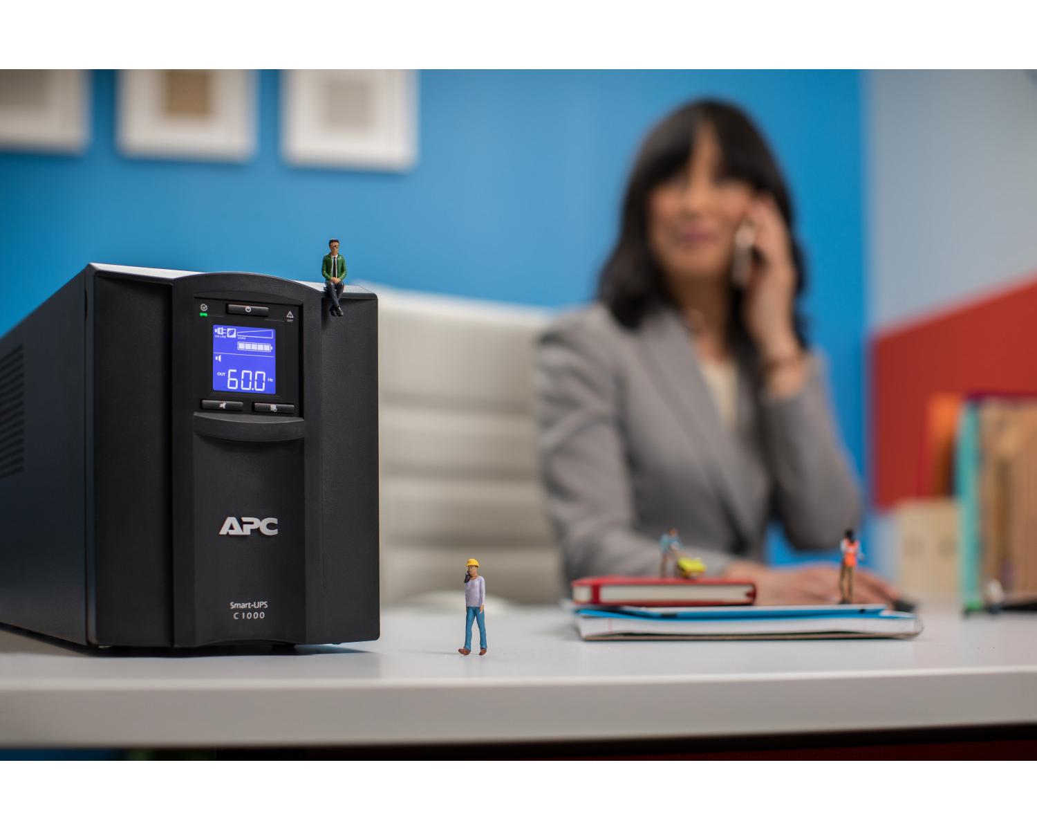 APC SMC1000IC gruppo di continuità (UPS) A linea interattiva 1 kVA 600 W 8 presa(e) AC