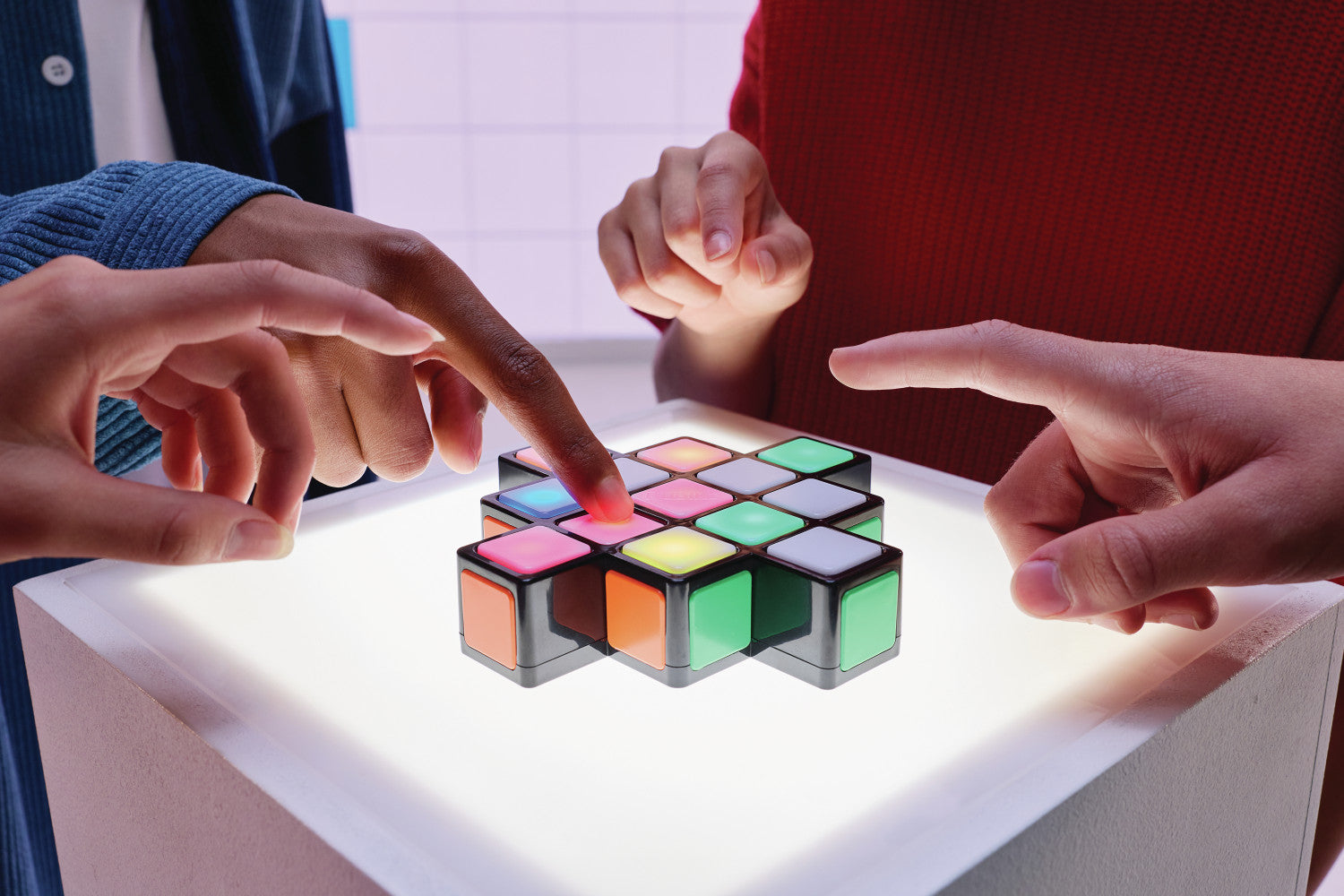 Rubik s Rush, Gioco Elettronico di Velocità e Luci, Rompicapo Interattivo Multigiocatore 1-4 Persone, Sfida di Abbinamento Colori e Memoria, Giocattolo STEM per Bambini e Adulti, Età 7