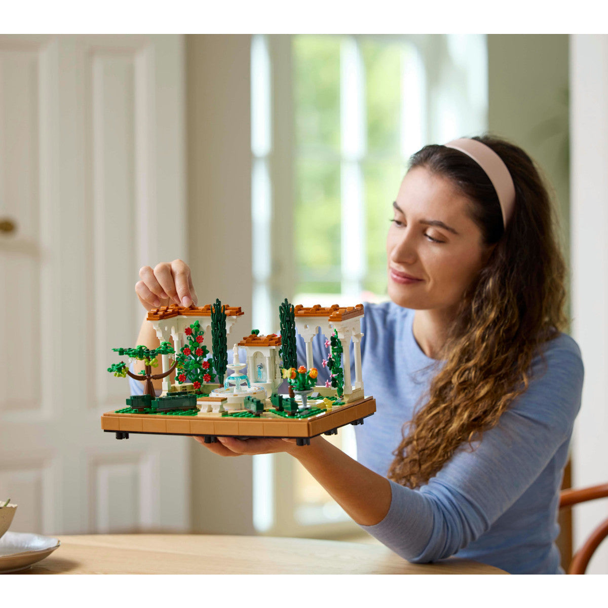 LEGO Icons 10359 Giardino della Fontana Set da Costruzione 1302 Pezzi 18 Anni