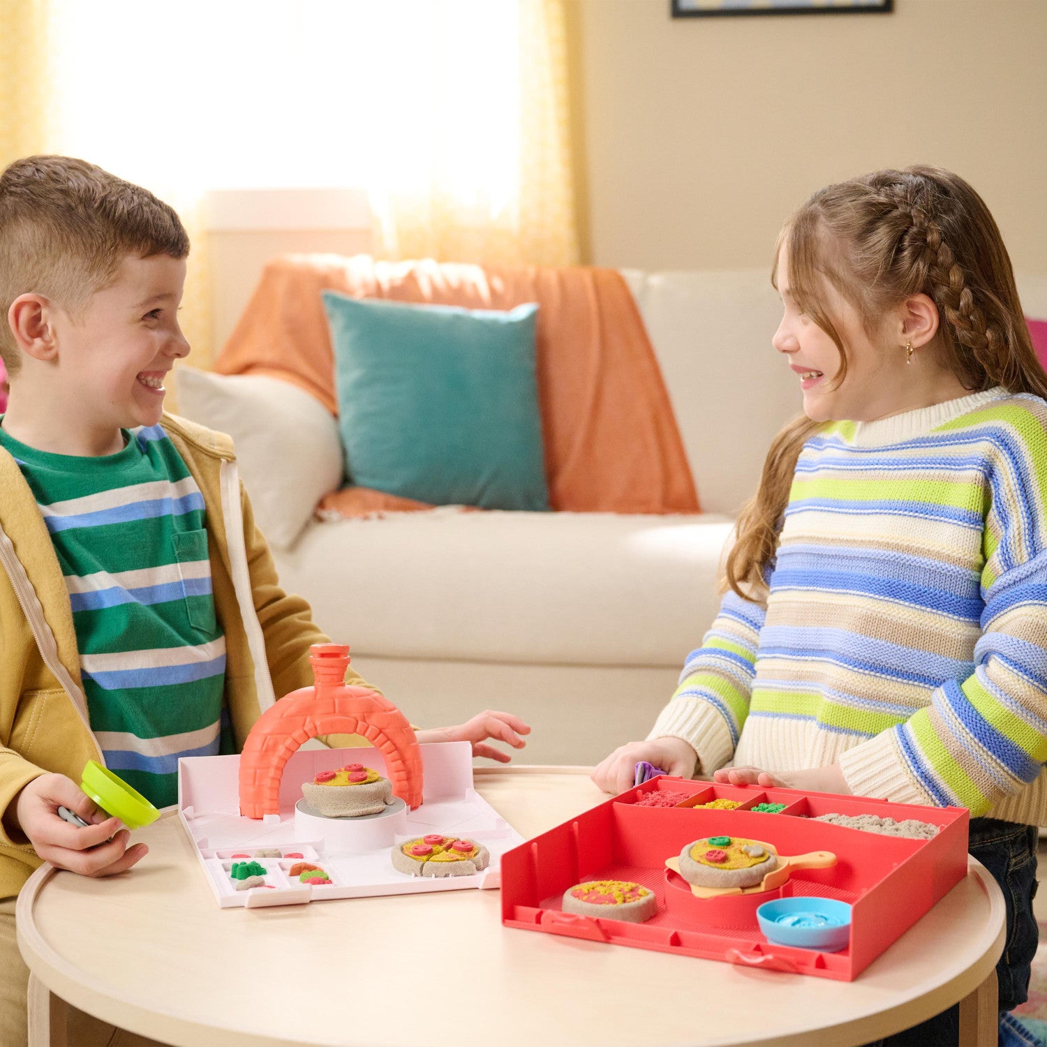 Kinetic Sand , Set di Gioco Squish Pizza, con 452 g di Sabbia e 5 Attrezzi, Giocattoli per Bambini e Bambine, 5 Anni