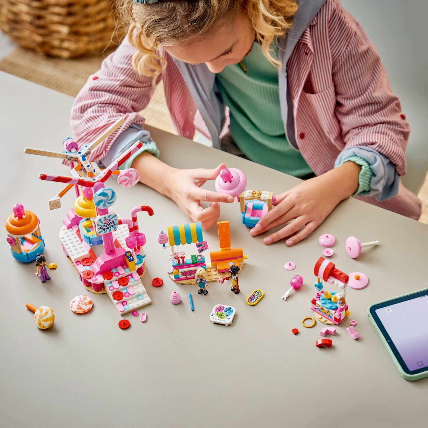 LEGO Friends 42700 Ruota Panoramica Dolci e Cupcake, Set da Costruzione con Giostra Luna Park, 3 Mini Bamboline, 602 Pezzi, Regalo Bambini 7