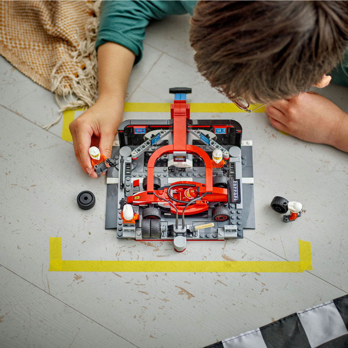 LEGO City 60443 F1 Pit Stop e Meccanici con Ferrari 322 Pezzi 6 Anni