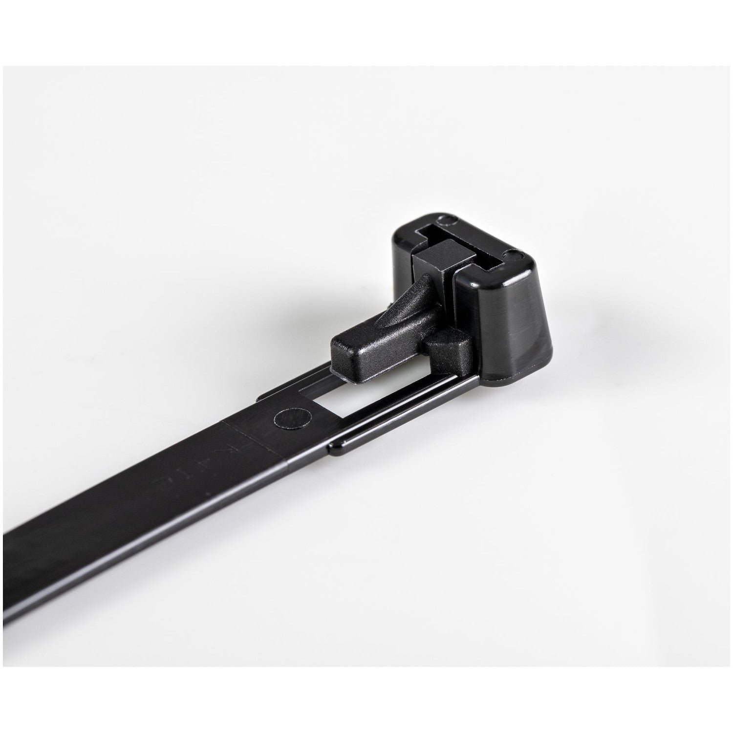 StarTech.com Fascette fermacavo riutilizzabili da 12 cm - 7 mm di larghezza, 30 mm di diametro del fascio e resistenza alla trazione 22 kg, fascette di nylon per interni/esterni, Omologati 94V-2/UL, 100 pezzi - nero