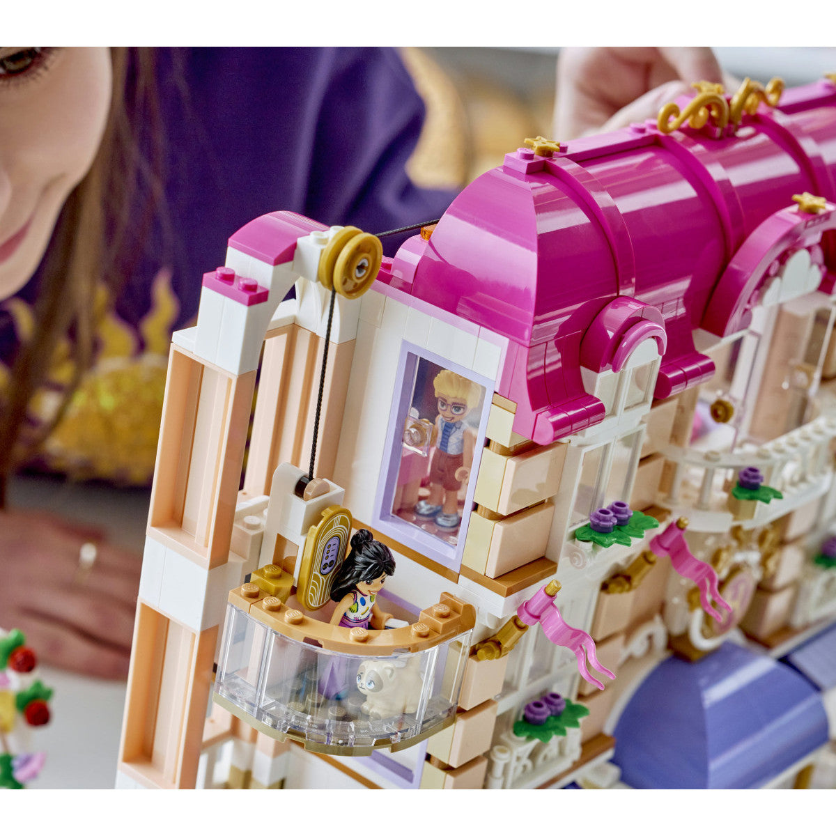LEGO Friends 42704 Grand Hotel Di Heartlake City, Giocattolo Con 6 Mini Bamboline, 2 Animali E Accessori, Regalo Bambine 9
