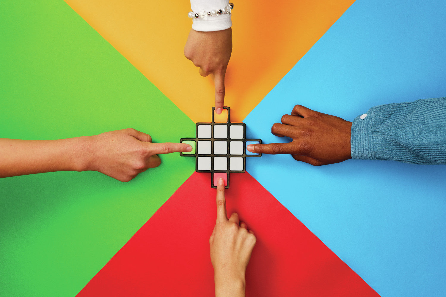 Rubik s Rush, Gioco Elettronico di Velocità e Luci, Rompicapo Interattivo Multigiocatore 1-4 Persone, Sfida di Abbinamento Colori e Memoria, Giocattolo STEM per Bambini e Adulti, Età 7
