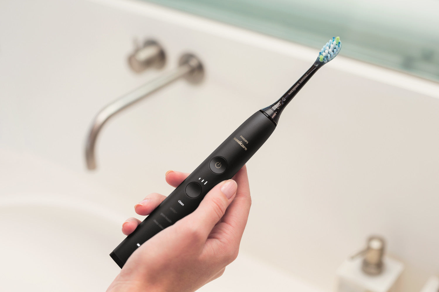 Philips Sonicare DiamondClean serie 9000 Sonicare Spazzolini Elettrici Sonici con App, confezione da 1 spazzolino bianco e 1 spazzolino nero HX9914/57