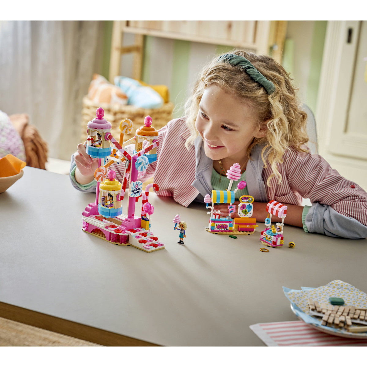 LEGO Friends 42700 Ruota Panoramica Dolci e Cupcake, Set da Costruzione con Giostra Luna Park, 3 Mini Bamboline, 602 Pezzi, Regalo Bambini 7