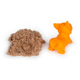 Kinetic Sand , Mini Cagnolino, 170g di Sabbia Cinetica Naturale, 1 Cagnolino a Sorpresa, 2 Accessori, Custodia a Forma di Cuccia. Giocattoli per Bambini e Bambine, 3