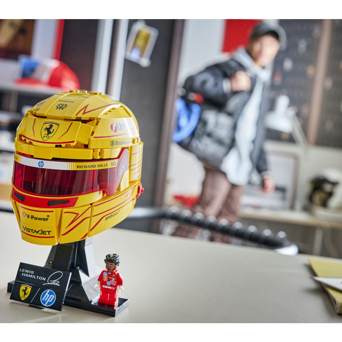 LEGO Editions 43022 Casco Di Lewis Hamilton Scuderia Ferrari HP, Con Minifigure F1 Da Collezione, Regalo Ragazzi E Fan 14