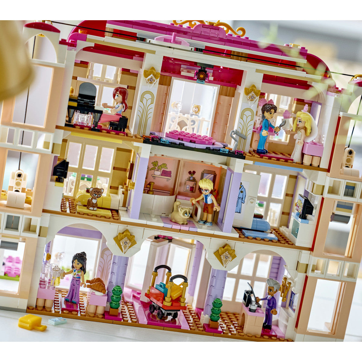 LEGO Friends 42704 Grand Hotel Di Heartlake City, Giocattolo Con 6 Mini Bamboline, 2 Animali E Accessori, Regalo Bambine 9