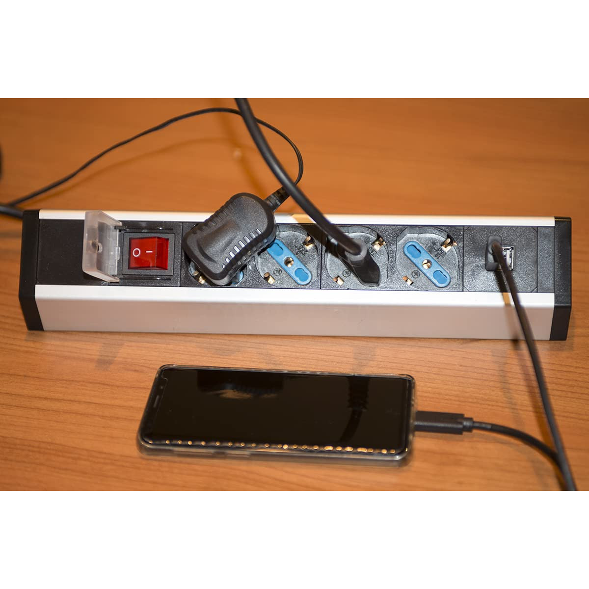 Link Multipresa Da Tavolo LKMPT04 4 Prese Universali Schuko/Italiane 2 Porte USB 5V 2A Cavo 1,80 M Struttura In Alluminio Interruttore Con Coperchio Spina Tripolare 16A