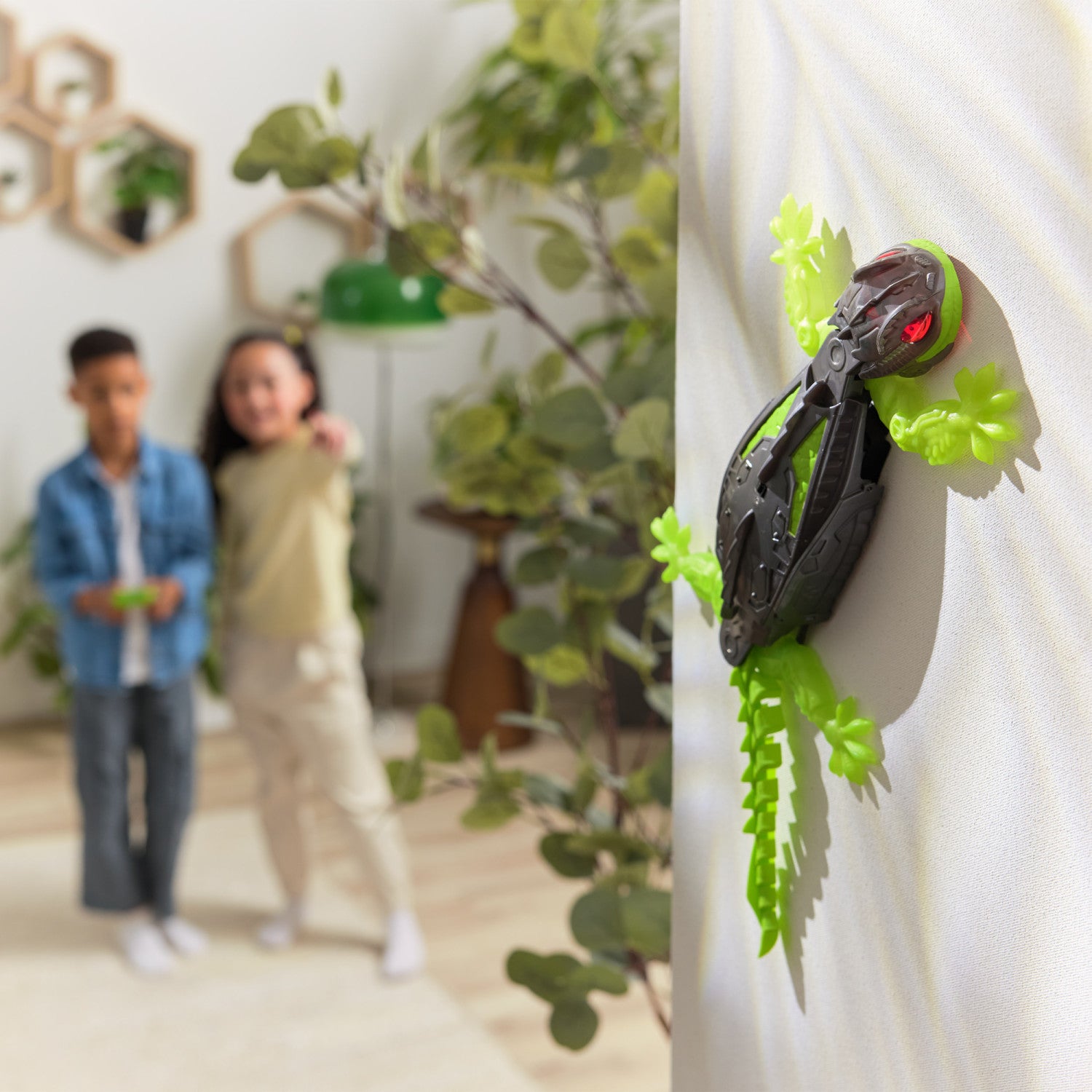 HEX BOTS Geco Telecomandato, Giocattolo Interattivo Radiocomandato, Ricaricabile con Cavetto USB, si Arrampica sulle Pareti e Corre sui Pavimenti, Giocattolo per Bambini e Bambine, 4 Anni