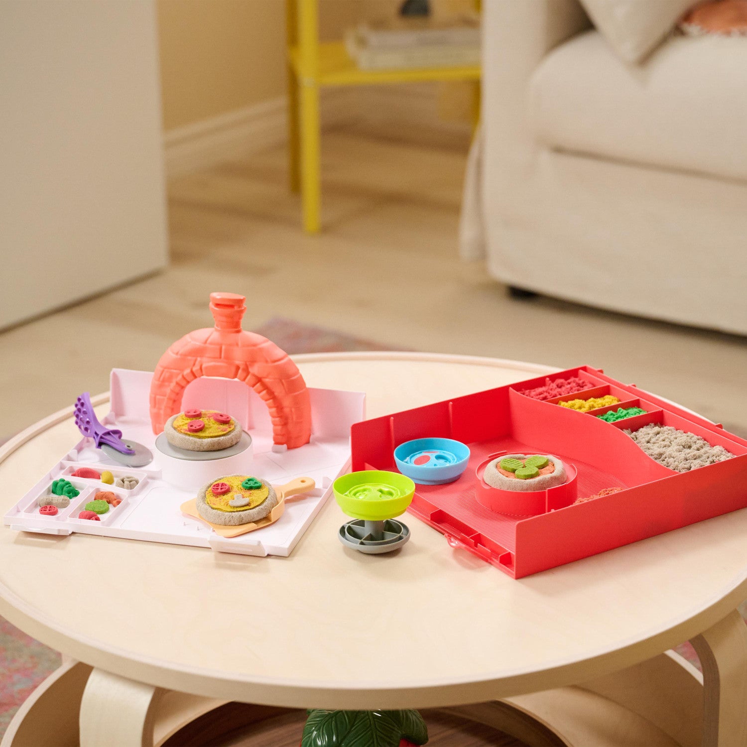 Kinetic Sand , Set di Gioco Squish Pizza, con 452 g di Sabbia e 5 Attrezzi, Giocattoli per Bambini e Bambine, 5 Anni