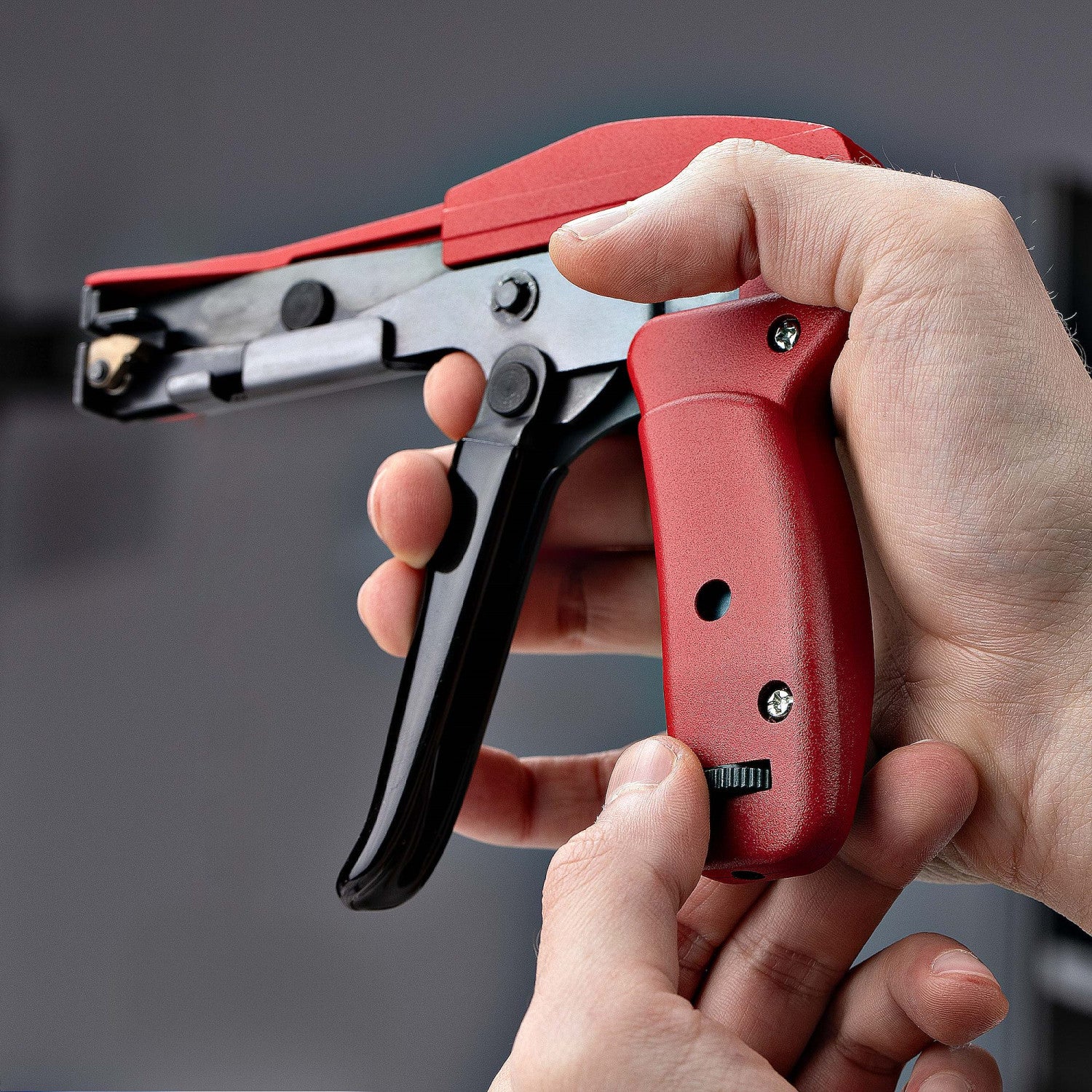 StarTech.com Pistola per fascette in nylon, strumento per l'installazione/serraggio e il taglio di fascette per cavi, pinza per fascette in nylon da 2,4 mm a 4,8 mm, TAA