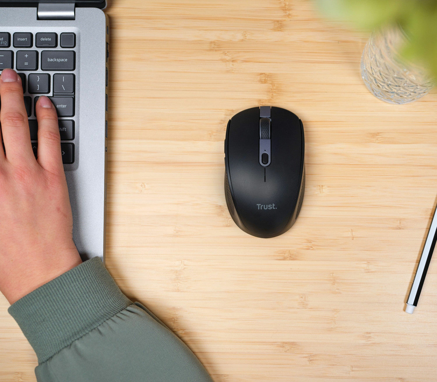 Trust Ozaa mouse Mano destra RF senza fili Bluetooth Ottico 3200 DPI