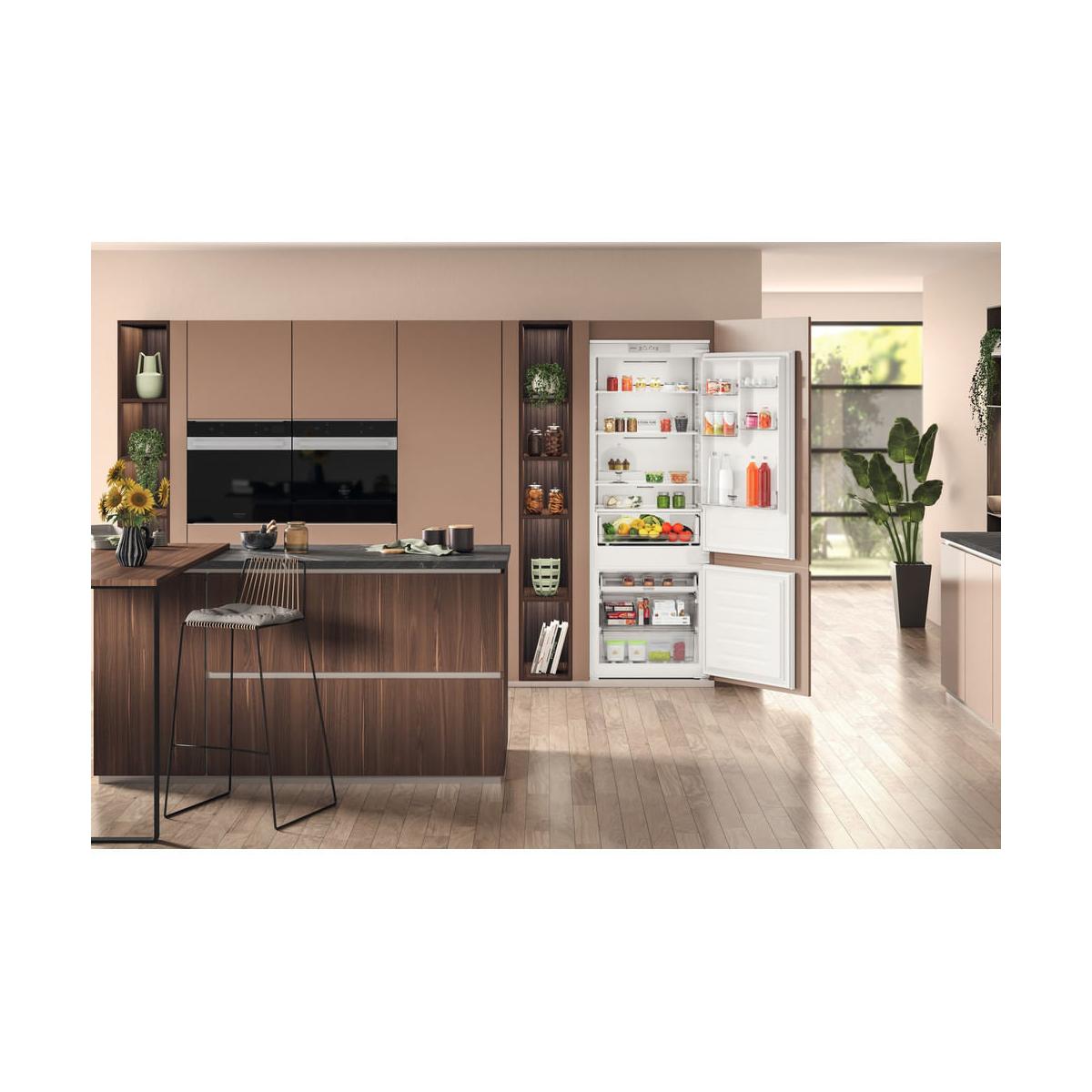Hotpoint Ariston Frigorifero combinato ad incasso HA SP70 T111
