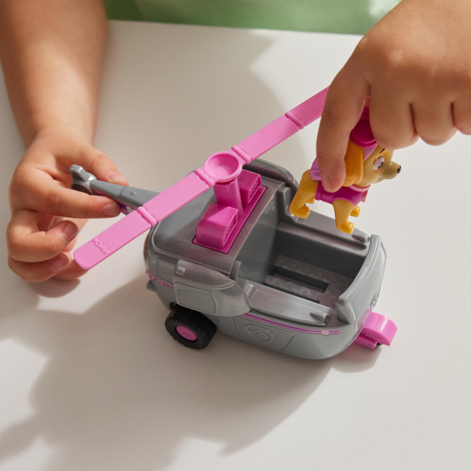 PAW Patrol , Elicottero di Skye con Personaggio Action Figure, Veicolo di Salvataggio Aereo con Elica Rotante per Missioni ad Adventure Bay, Giocattolo per Bambini e Bambine, 3 Anni