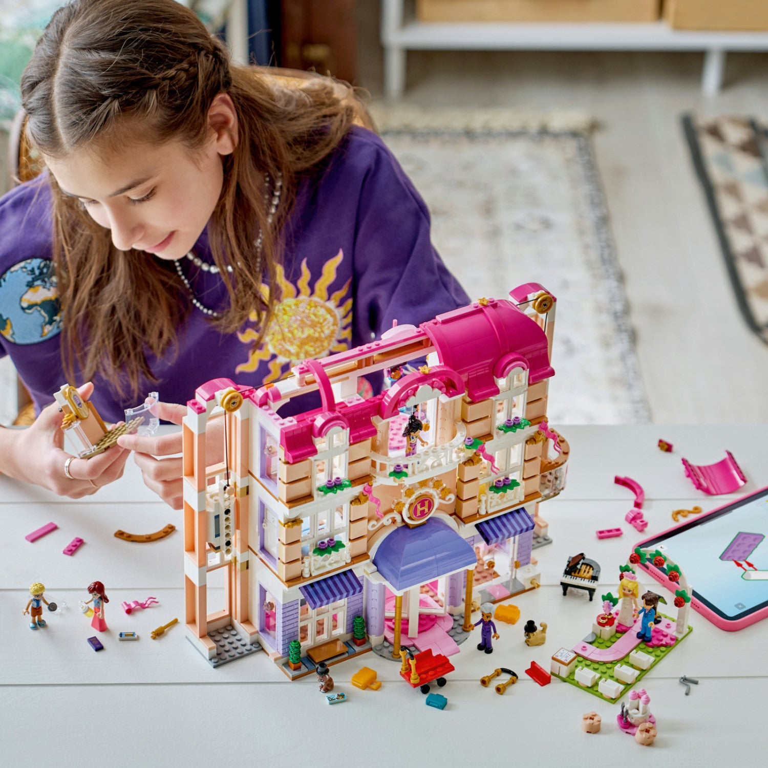 LEGO Friends 42704 Grand Hotel Di Heartlake City, Giocattolo Con 6 Mini Bamboline, 2 Animali E Accessori, Regalo Bambine 9